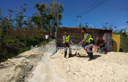 Tak Kuat Nanjak, Truk Muat Pedel Terguling di Temayang